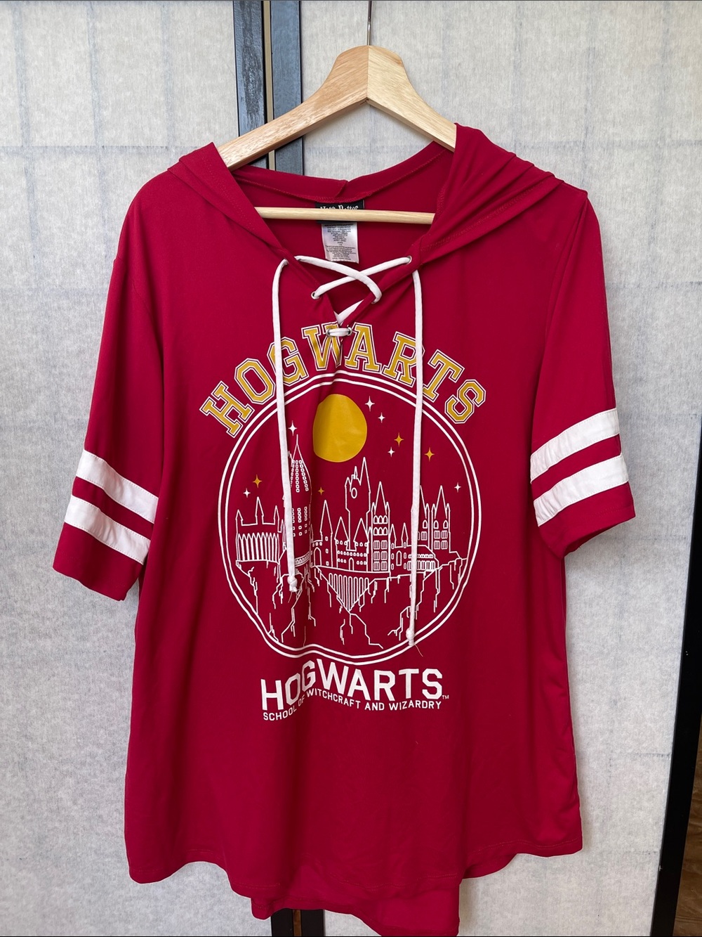 Harry Potter by Warner Brothers Hogwarts Red Lace-Up Hoodie Tee junior xl